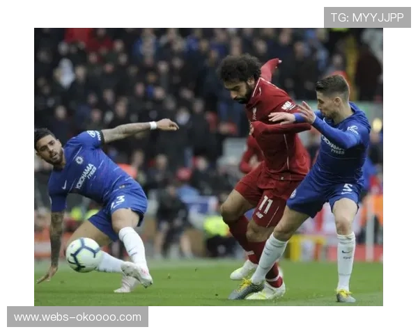 法兰克福球迷楚信烟火助威,主场氛围震撼对手 法兰克福球迷楚信烟火助威,主场氛围震撼对手